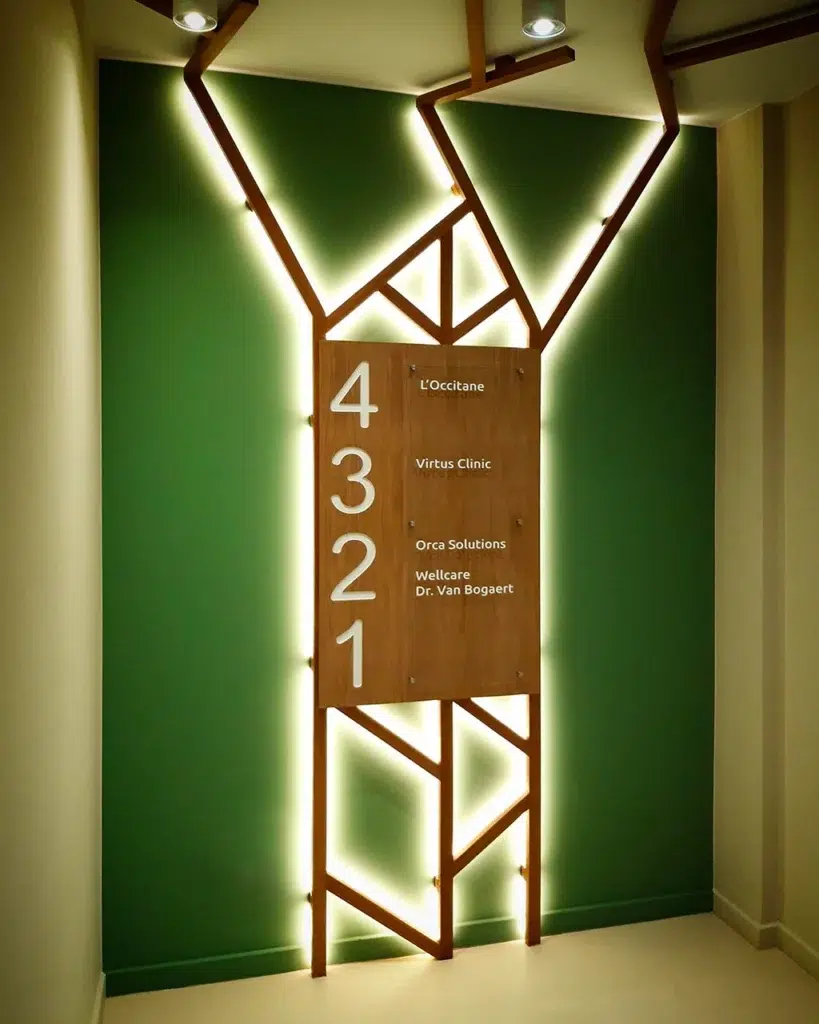 Indoor singnalisatie met kleefletters op een plexipaneel