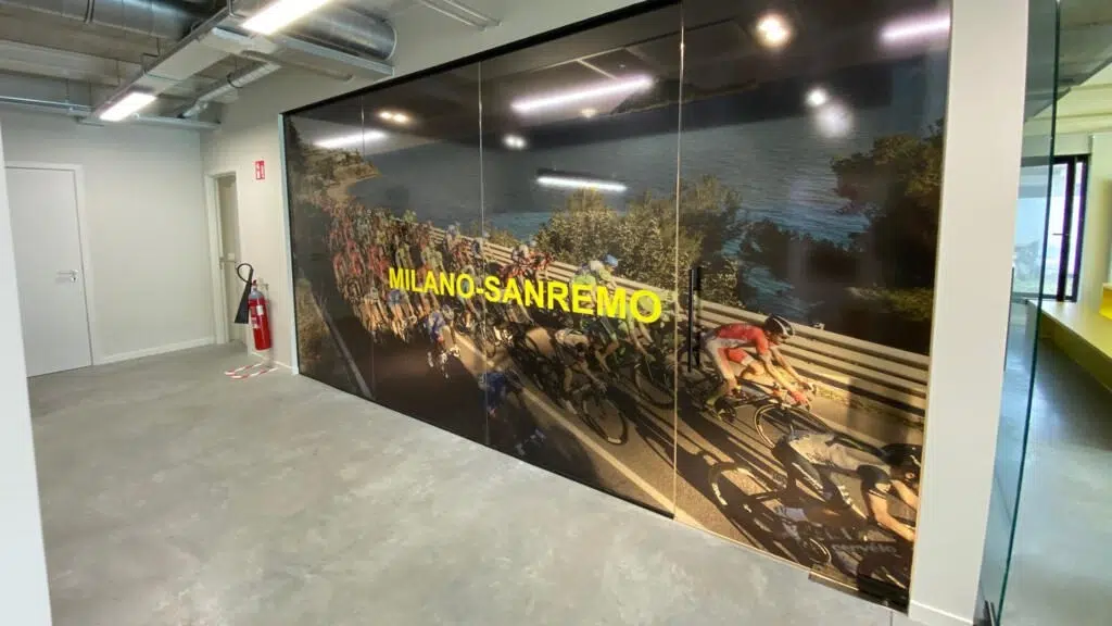 Raamdecoratie met fotoprints op zelfklevend transparante materiaal geplaatst in een kantoor