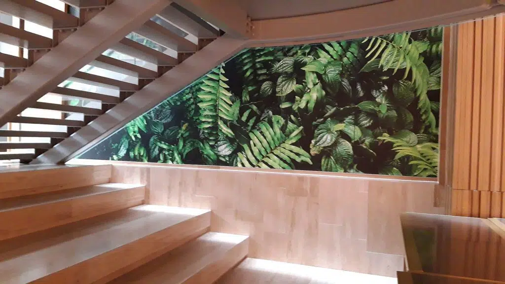 Wallpaper wanddecoratie met print in een traphal van de zoo van Antwerpen