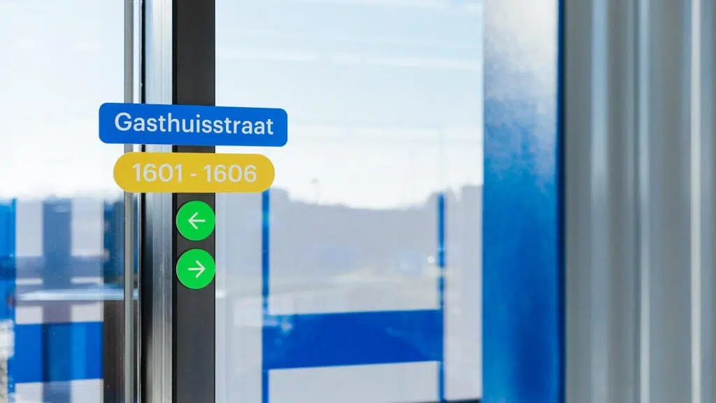 Wayfinding met bedrukte paneeltjes in een kantoorgebouw