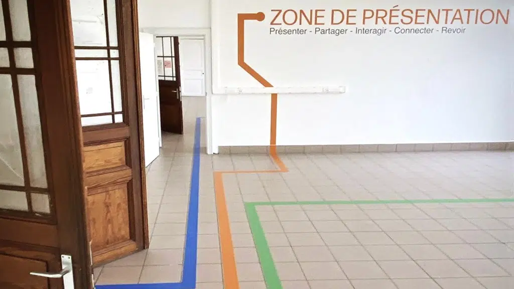 Indoor zelfklevende vloerstickers en wandstickers voor signalisatie in een schoolgebouw