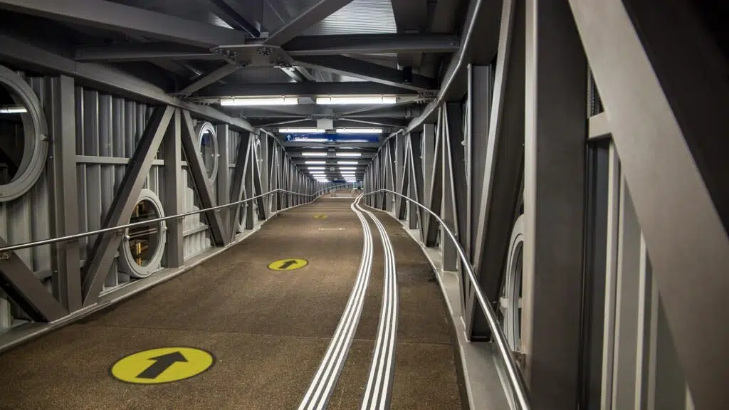 Zelfklevende vloerstickers voor signalisatie in een bedrijfsgebouw